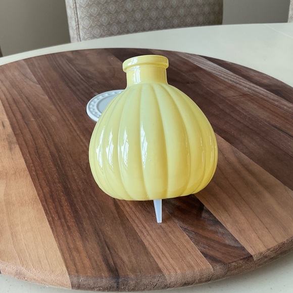 Yellow Ribbed Glass Bud Vase Platter Decoration 💐 - Picture 5 of 5